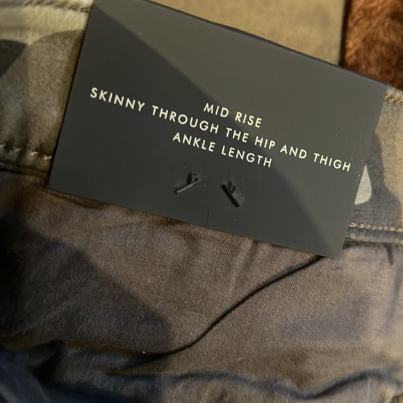 Banana Republic Camo - Picture 4 of 5